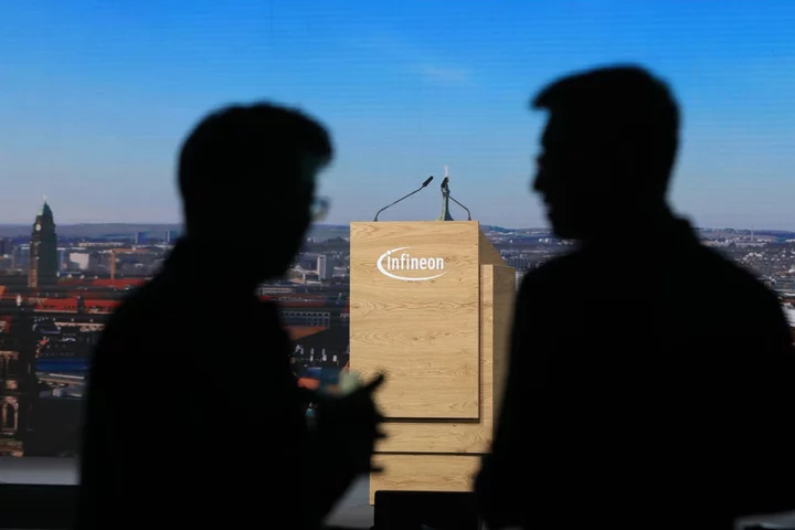 Infineon Shares Drop Most in Three Years on Margin Outlook