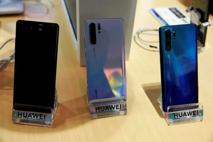 China Q3 smartphone sales down 5%, but Huawei boosts share-Canalys