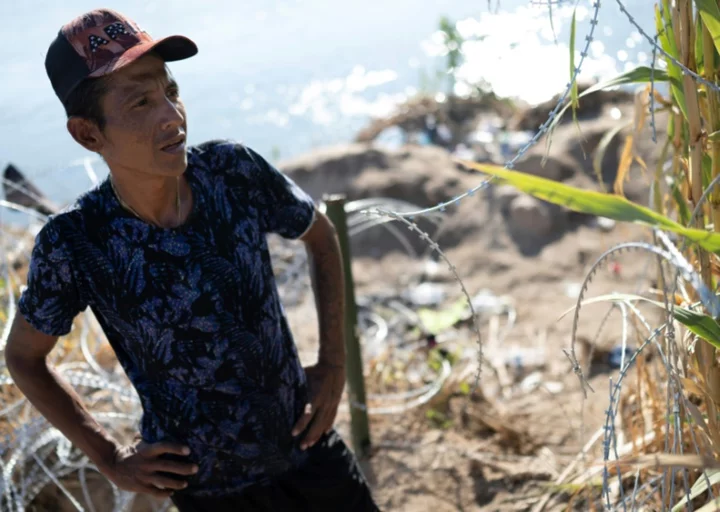 Foragers and popsicle sellers: a micro-economy among US migrants