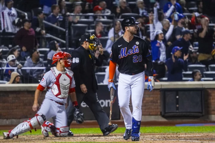 Man snags 2 foul balls in span of 3 pitches at Citi Field, gives them to his mom as birthday gift