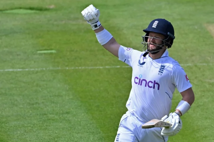 Ton-up Duckett keeps England on top against Ireland