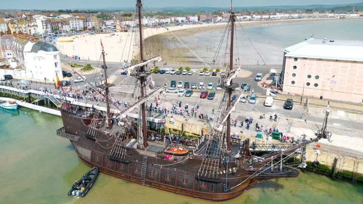 Weymouth Harbour: 17th century El Galeón replica ship arrives