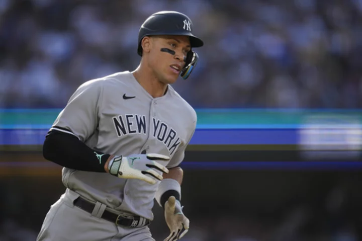 Yankees' Judge knocks open bullpen door while making running catch