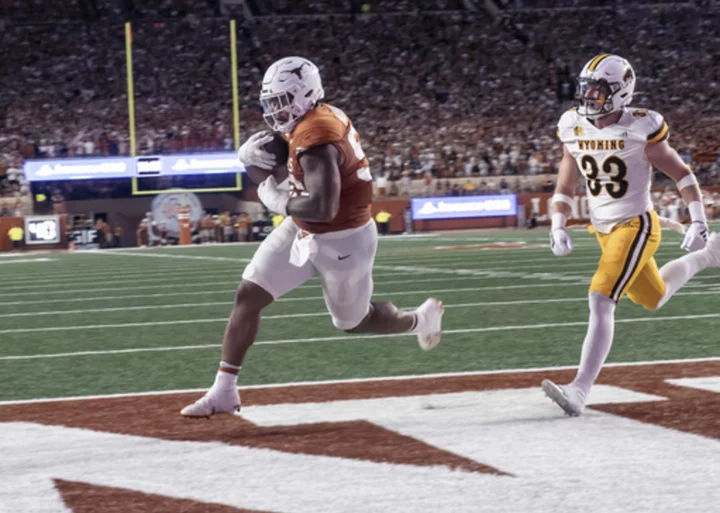 Worthy TD sparks No. 4 Texas as Longhorns pull away late from Wyoming 31-10