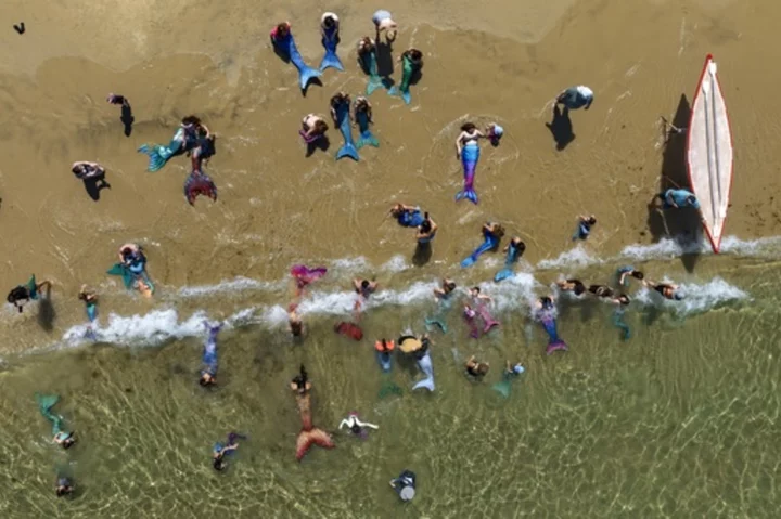 AP PHOTOS: Little relief as record temperatures sizzle around the world