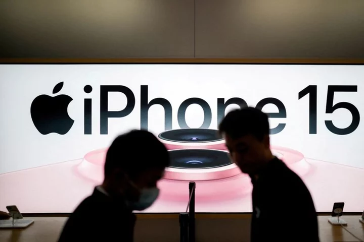 Apple to make messaging between iPhones and Androids easier - Bloomberg News