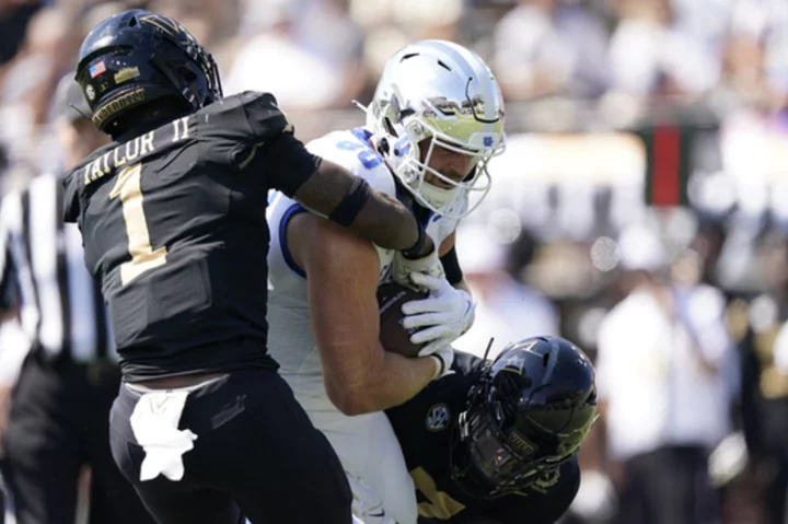 Hairston's pair of pick-6s give Kentucky 45-28 vin over Vanderbilt