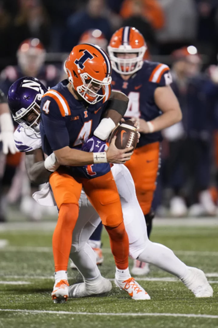 Northwestern beats Illinois 45-43, ends Illini's bowl hopes