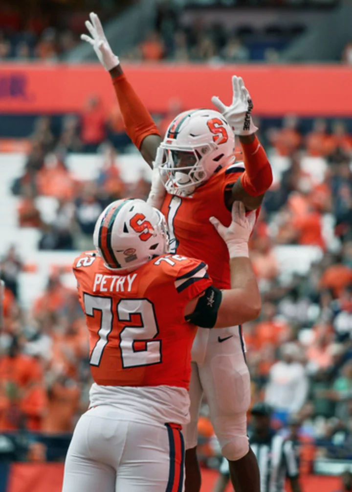 LeQuint Allen runs for 3 first-half touchdowns and Syracuse routs Western Michigan 48-7 Saturday.