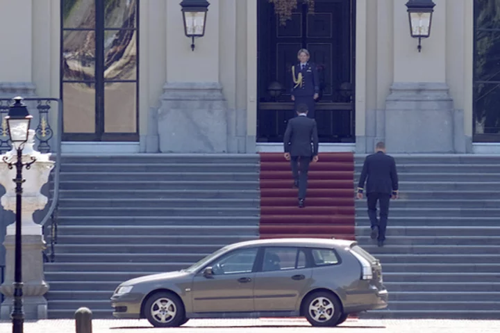 The Dutch prime minister is handing his resignation to the king after his coalition collapsed