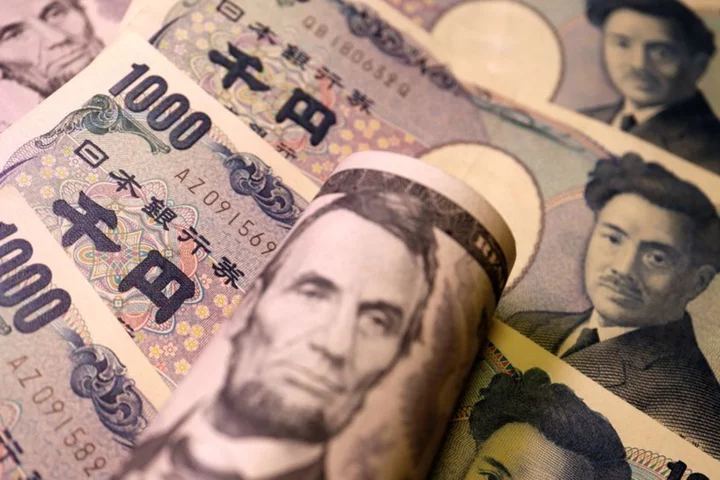 Dollar near 7-1/2-month high versus yen as central bankers reaffirm policy divergence