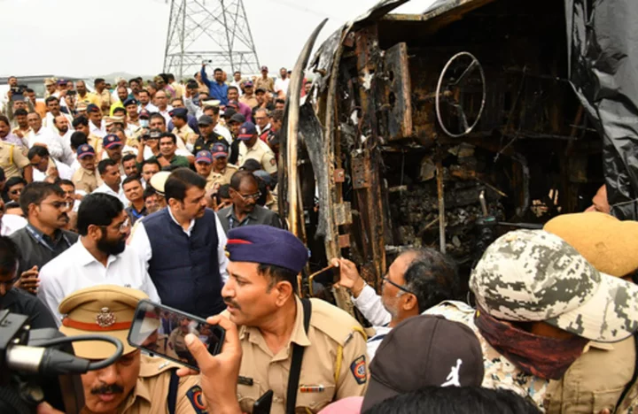 25 dead after bus crashes and catches fire in western India