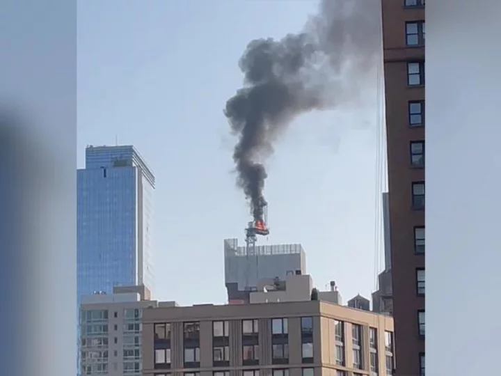 2 people injured after a crane collapse in New York City, source says