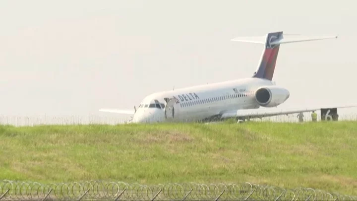 Delta flight lands safely in Charlotte without front landing gear