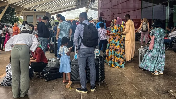 Niger: First UK nationals safely out of the country, foreign minister says