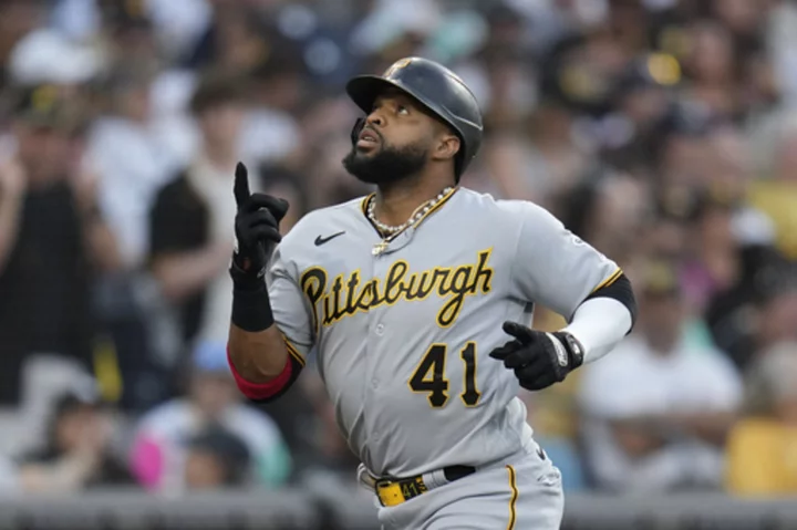 Pittsburgh Pirates send 1B Carlos Santana to the Brewers