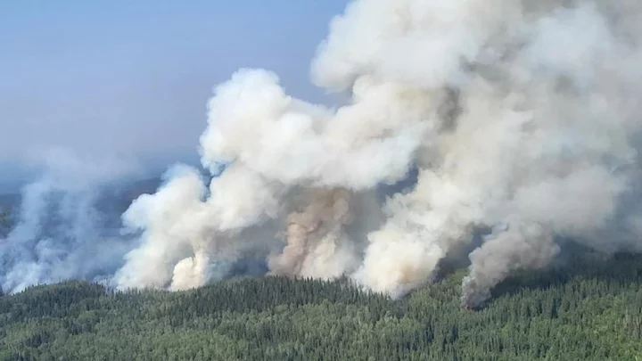 Crash kills pilot of helicopter fighting Canada wildfires