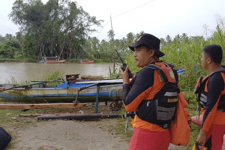 4 Australian tourists are rescued after being missing in Indonesian waters for 2 days