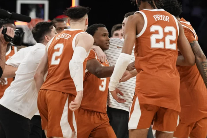 Last-second jump shot lifts No. 19 Texas over Louisville 81-80