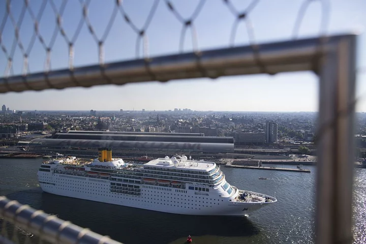 Amsterdam to Ban Cruise Ships to Stiffle Tourism, Pollution