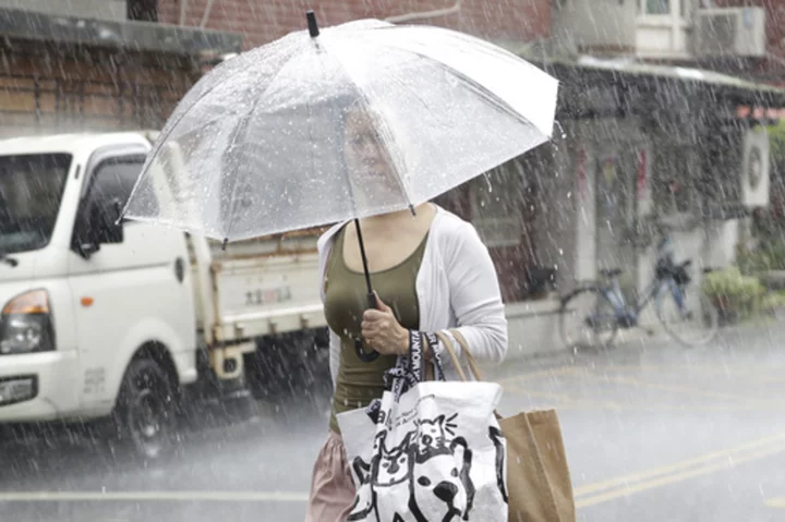 Typhoon Saola churns toward south China, suspending transport and delaying the school year