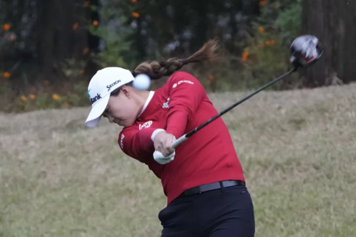 Minjee Lee birdies 18th hole to take a 2-stroke lead into the 3rd round of LPGA South Korea event