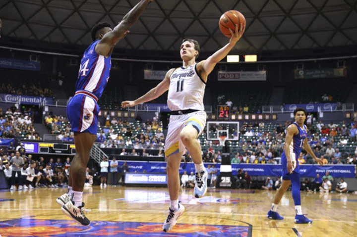 Ighodaro leads No. 4 Marquette to 73-59 rout of top-ranked Kansas in testy Maui semifinal