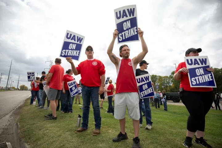 US auto workers union reaches tentative deal with GM