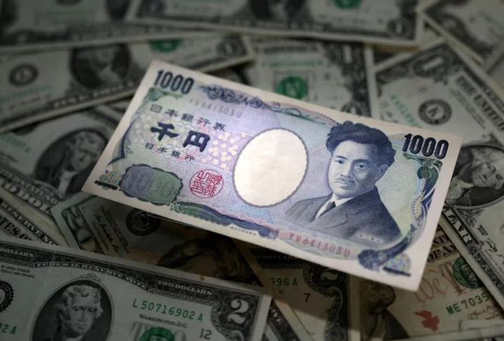 Yen eyes best week in four months, dollar heads for weekly decline