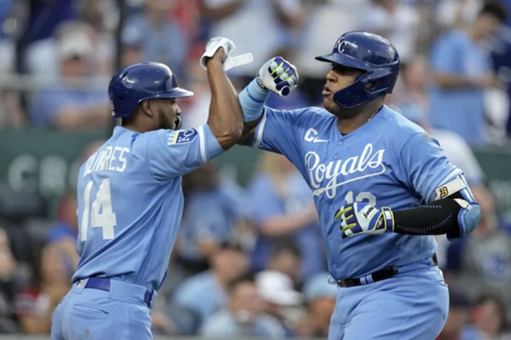 Perez enjoys big night as the Royals hammer struggling Wainwright in 12-8 win over the Cardinals