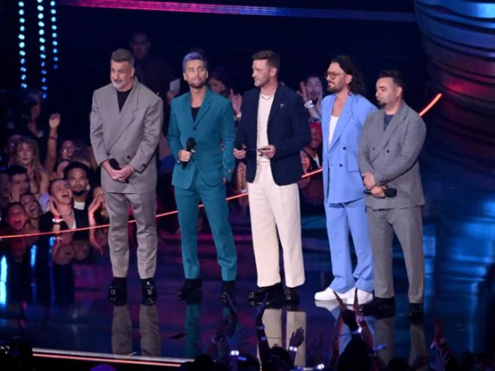 *NSYNC reunites at MTV Video Music Awards