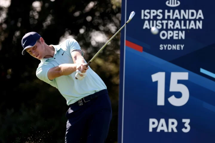 Schoolgirl leads women's Australian Open as Davis sets men's pace