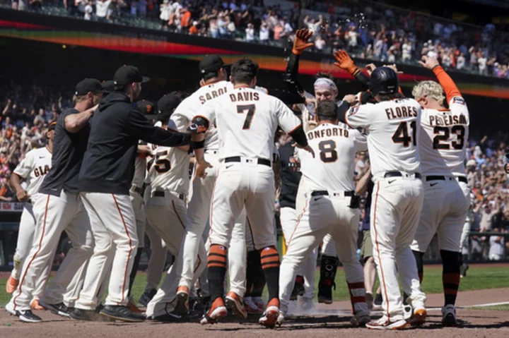 Bailey's 2-run homer in 10th gives Giants 3-2 win over Rangers