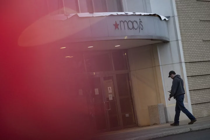 Macy’s Falls After Cutting Outlook as Demand Trends Worsen