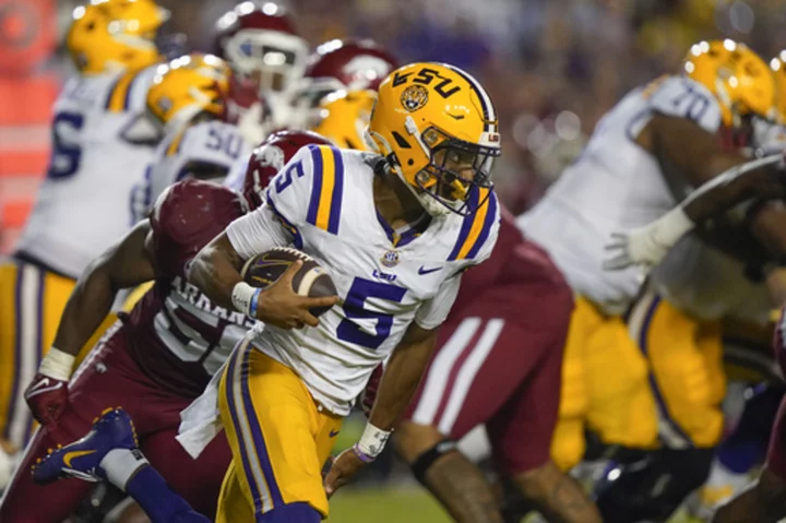 Daniels' 4 TD passes, Ramos' late kick lift No. 12 LSU over Arkansas, 34-31