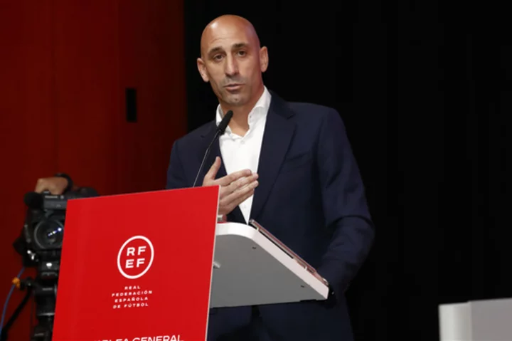 Spanish soccer federation leaders asks president Rubiales to resign after kissing player on the lips