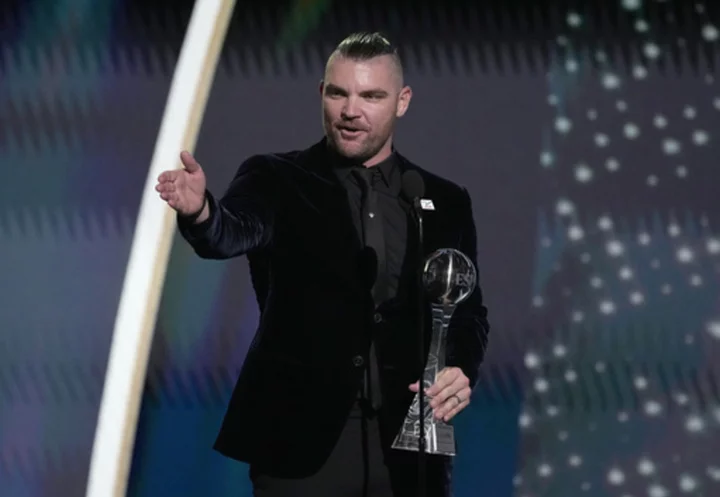 White Sox reliever Liam Hendriks says at ESPYS he pitched 2022 season with cancer