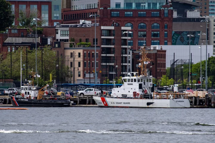 Oxygen Wanes in Titanic-Wreck Submersible as Search Expands