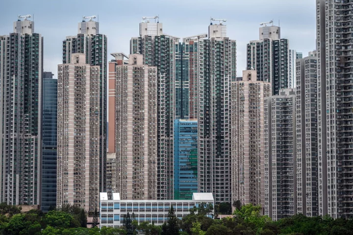 Li Ka-Shing’s Discounted Apartments Draw Interest Amid Glut