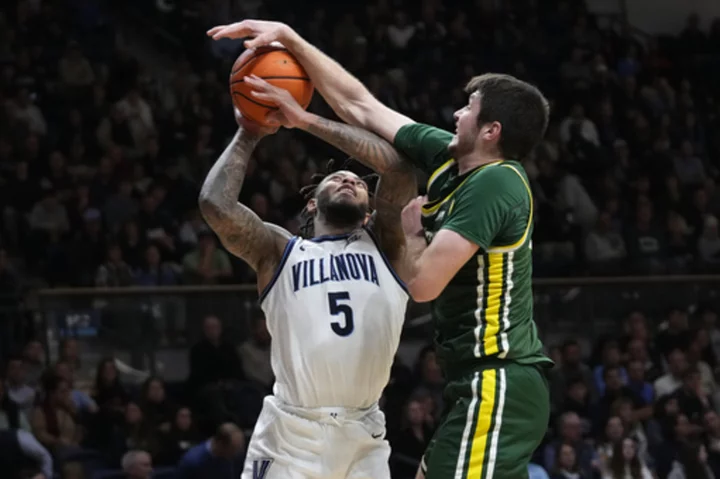 Villanova pulls away late in 1st half to down Le Moyne 83-57