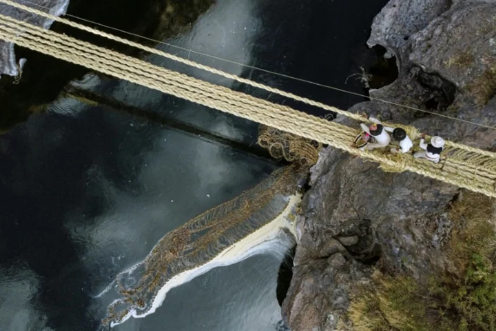 Gravity-defying: revamping an Inca rope suspension bridge