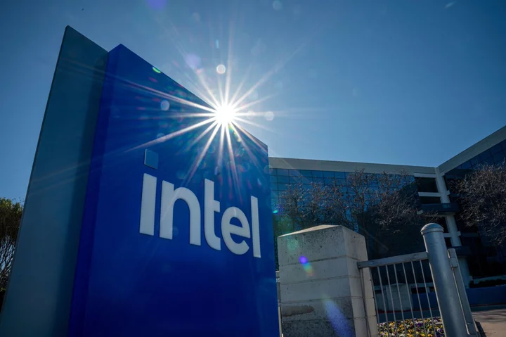 Intel Jumps After PC Recovery Bolsters Chipmaker’s Outlook