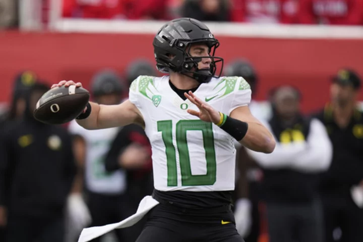 Bo Nix throws 2 touchdowns, No. 8 Oregon rolls over No. 13 Utah 35-6