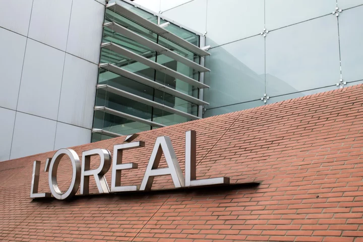 L’Oreal Falls as China Sales Hit by Drop in Travel Retail