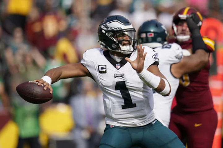 Hurts throws for 4 TDs on injured knee to help the Eagles beat the Commanders and improve to 7-1