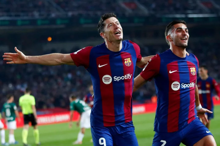 Robert Lewandowski rescues Barcelona as Inter Milan retake Serie A top spot