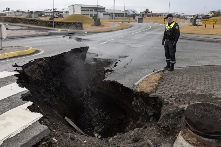 Iceland volcano – live: Eruption could begin in next few days Icelandic Meteorological Office warns