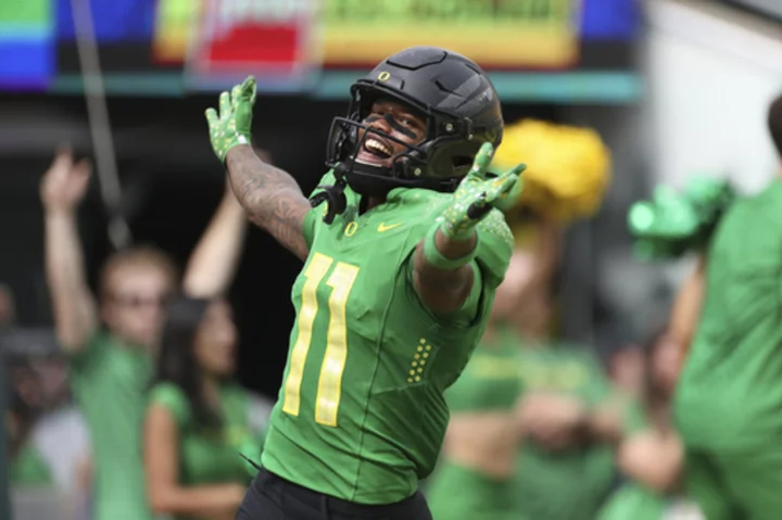 Bo Nix, No. 10 Oregon slam brakes on Coach Prime's 'Cinderella story' with a 42-6 rout of Colorado