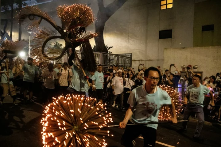 Hong Kong revives 'living tradition' of fire dragon dance