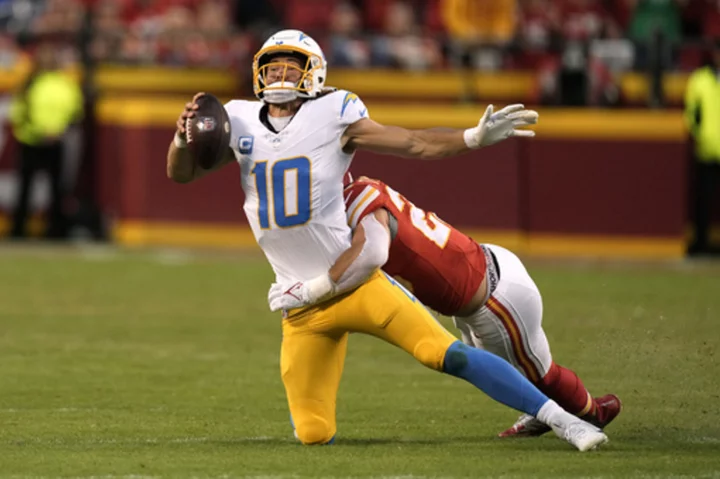 Chargers' Justin Herbert melts under Chiefs pressure in loss at Kansas City